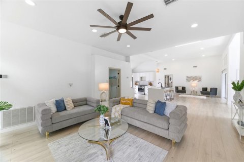House in Sarasota, Florida 3 bedrooms, 175.96 sq.m. № 2100676 - photo 7