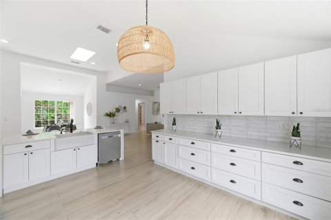 House in Sarasota, Florida 3 bedrooms, 175.96 sq.m. № 2100676 - photo 13