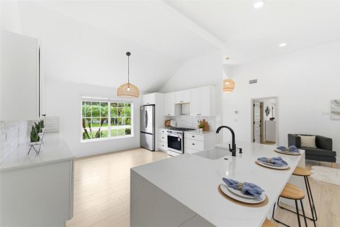House in Sarasota, Florida 3 bedrooms, 175.96 sq.m. № 2100676 - photo 12