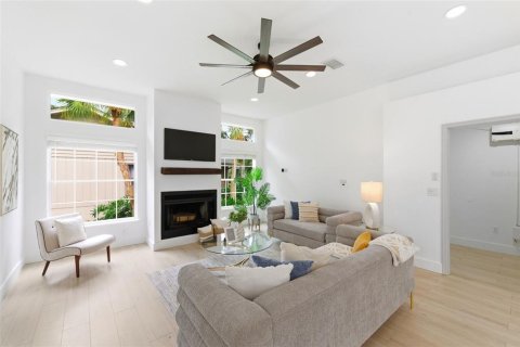 House in Sarasota, Florida 3 bedrooms, 175.96 sq.m. № 2100676 - photo 8