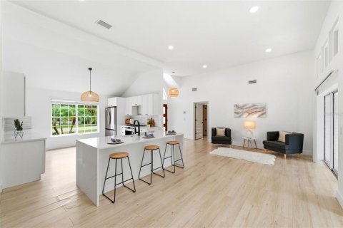 House in Sarasota, Florida 3 bedrooms, 175.96 sq.m. № 2100676 - photo 6