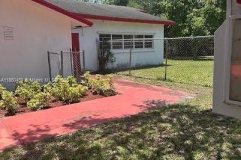 Propiedad comercial en venta en Fort Lauderdale, Florida № 1890994 - foto 12