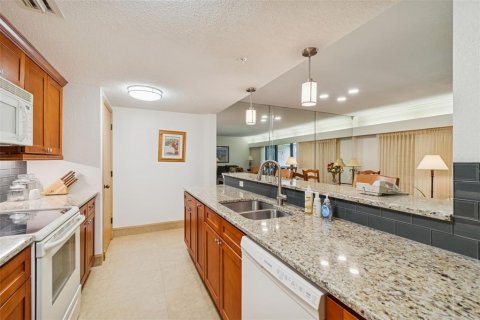 Condo in Palm Harbor, Florida, 2 bedrooms № 2127986 - photo 6