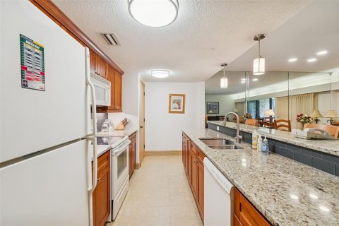 Condo in Palm Harbor, Florida, 2 bedrooms № 2127986 - photo 5