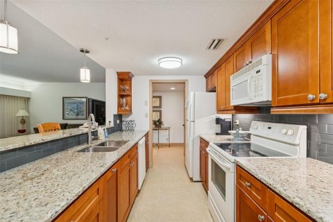 Condo in Palm Harbor, Florida, 2 bedrooms № 2127986 - photo 9