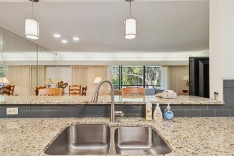 Condo in Palm Harbor, Florida, 2 bedrooms № 2127986 - photo 8