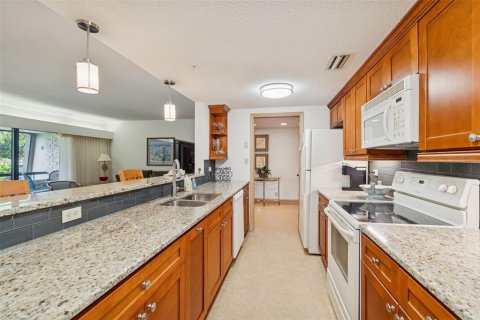 Condo in Palm Harbor, Florida, 2 bedrooms № 2127986 - photo 10