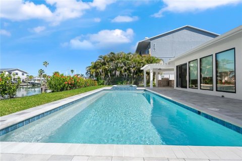 Casa en venta en Madeira Beach, Florida, 3 dormitorios, 187.66 m2 № 1597411 - foto 6