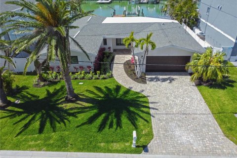 Casa en venta en Madeira Beach, Florida, 3 dormitorios, 187.66 m2 № 1597411 - foto 2
