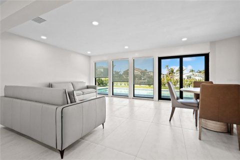 Casa en venta en Madeira Beach, Florida, 3 dormitorios, 187.66 m2 № 1597411 - foto 23