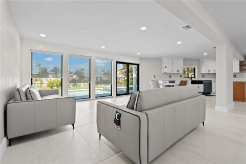 Casa en venta en Madeira Beach, Florida, 3 dormitorios, 187.66 m2 № 1597411 - foto 22