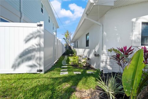 Casa en venta en Madeira Beach, Florida, 3 dormitorios, 187.66 m2 № 1597411 - foto 10