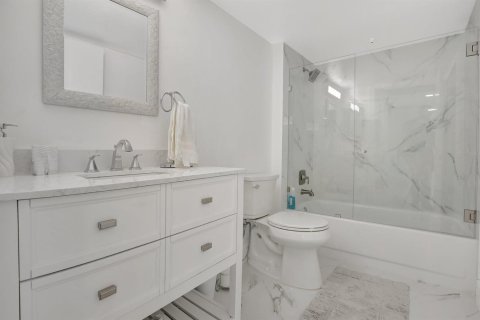 Condo in Pembroke Pines, Florida, 2 bedrooms  № 2185223 - photo 13