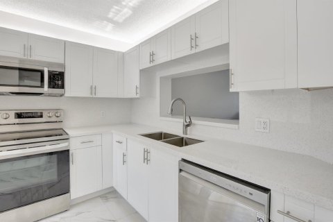Condo in Pembroke Pines, Florida, 2 bedrooms  № 2185223 - photo 12