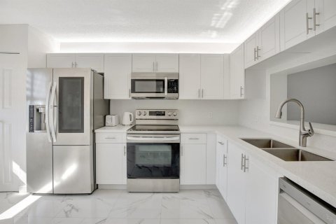 Condo in Pembroke Pines, Florida, 2 bedrooms  № 2185223 - photo 9