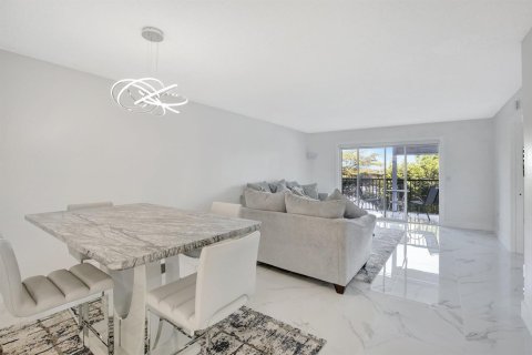 Condo in Pembroke Pines, Florida, 2 bedrooms  № 2185223 - photo 16