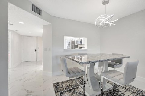 Condo in Pembroke Pines, Florida, 2 bedrooms  № 2185223 - photo 24