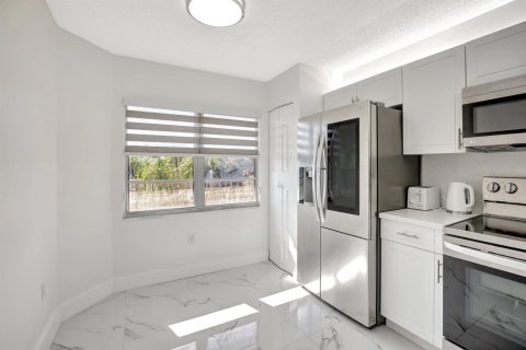 Condo in Pembroke Pines, Florida, 2 bedrooms  № 2185223 - photo 10