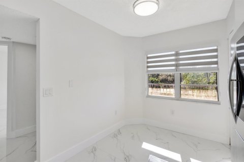 Condo in Pembroke Pines, Florida, 2 bedrooms  № 2185223 - photo 15