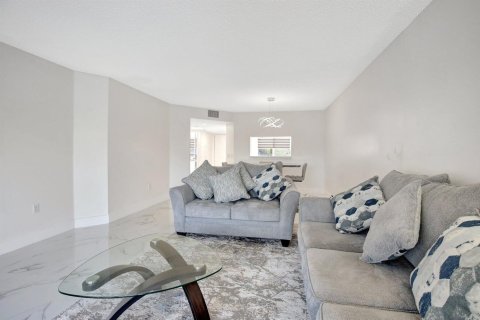Condo in Pembroke Pines, Florida, 2 bedrooms  № 2185223 - photo 28