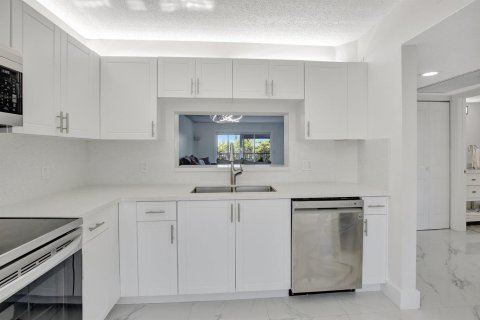Condo in Pembroke Pines, Florida, 2 bedrooms  № 2185223 - photo 11