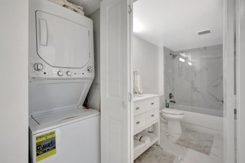 Condo in Pembroke Pines, Florida, 2 bedrooms  № 2185223 - photo 21