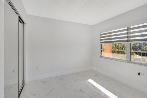Condo in Pembroke Pines, Florida, 2 bedrooms  № 2185223 - photo 14