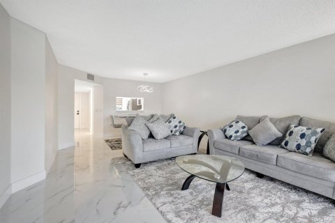 Condo in Pembroke Pines, Florida, 2 bedrooms  № 2185223 - photo 27