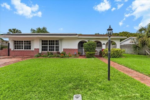 House in Lauderhill, Florida 4 bedrooms, 238.11 sq.m. № 2146686 - photo 2