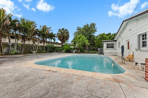 House in Lauderhill, Florida 4 bedrooms, 238.11 sq.m. № 2146686 - photo 4