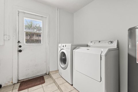 House in Lauderhill, Florida 4 bedrooms, 238.11 sq.m. № 2146686 - photo 14