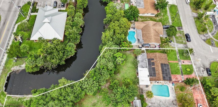 House in Lauderhill, Florida 4 bedrooms, 238.11 sq.m. № 2146686