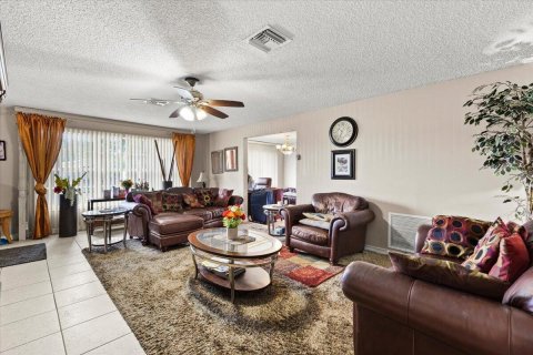 House in Lauderhill, Florida 4 bedrooms, 238.11 sq.m. № 2146686 - photo 6
