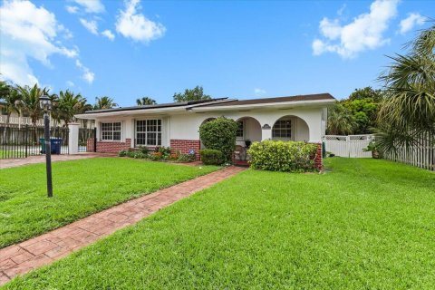 House in Lauderhill, Florida 4 bedrooms, 238.11 sq.m. № 2146686 - photo 3