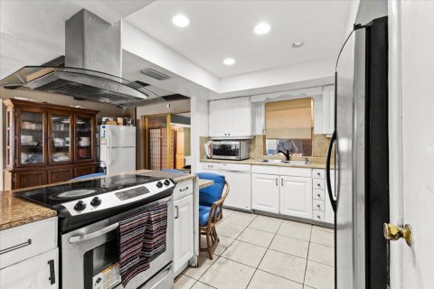 House in Lauderhill, Florida 4 bedrooms, 238.11 sq.m. № 2146686 - photo 8
