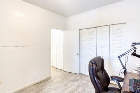 Condo in Pembroke Pines, Florida, 2 bedrooms  № 1880210 - photo 15