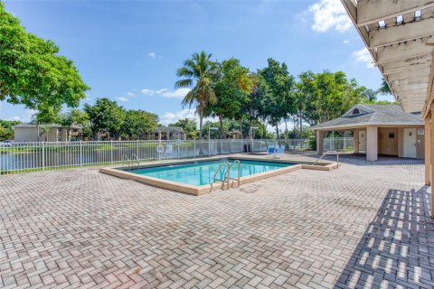 Condo in Pembroke Pines, Florida, 2 bedrooms  № 1880210 - photo 19