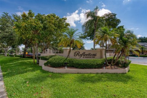 Condo in Pembroke Pines, Florida, 2 bedrooms  № 1880210 - photo 1