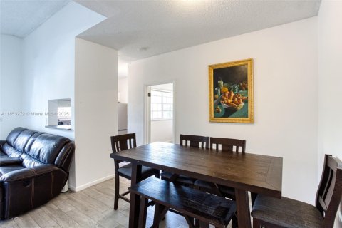 Condo in Pembroke Pines, Florida, 2 bedrooms  № 1880210 - photo 6
