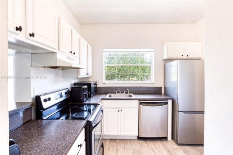 Condo in Pembroke Pines, Florida, 2 bedrooms  № 1880210 - photo 12