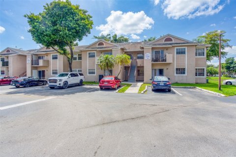 Condo in Pembroke Pines, Florida, 2 bedrooms  № 1880210 - photo 17