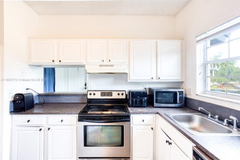 Condo in Pembroke Pines, Florida, 2 bedrooms  № 1880210 - photo 13