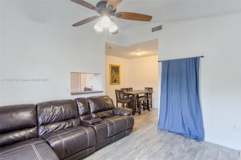 Condo in Pembroke Pines, Florida, 2 bedrooms  № 1880210 - photo 4
