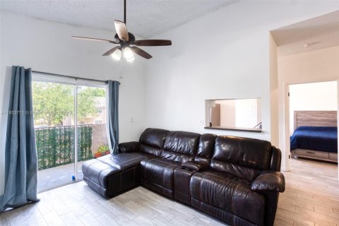 Condo in Pembroke Pines, Florida, 2 bedrooms  № 1880210 - photo 3