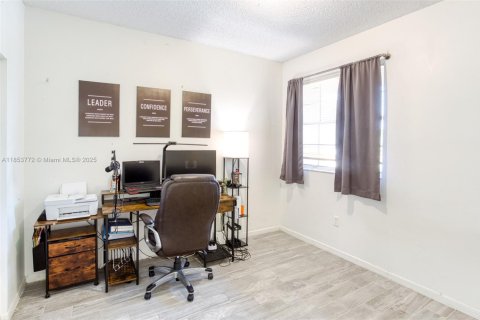 Condo in Pembroke Pines, Florida, 2 bedrooms  № 1880210 - photo 14
