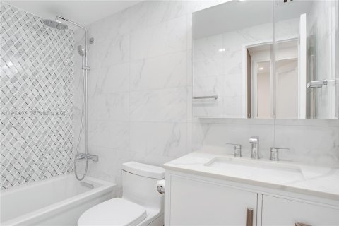 Condo in Bal Harbour, Florida, 2 bedrooms  № 1998008 - photo 10