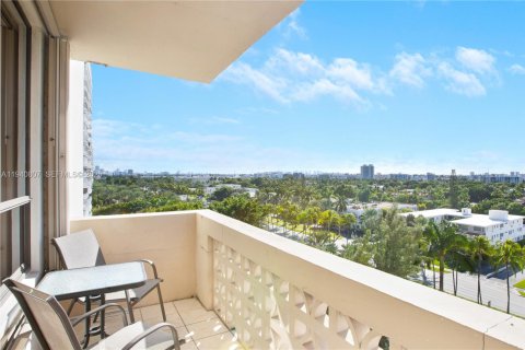 Condo in Bal Harbour, Florida, 2 bedrooms  № 1998008 - photo 19
