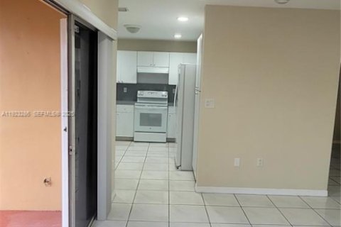 Villa ou maison à louer à Miami, Floride: 4 chambres, 194.54 m2 № 1976933 - photo 2