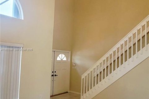 Villa ou maison à louer à Miami, Floride: 4 chambres, 194.54 m2 № 1976933 - photo 4