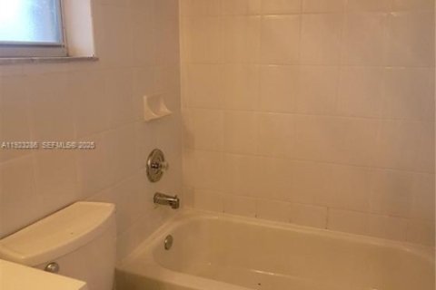 Villa ou maison à louer à Miami, Floride: 4 chambres, 194.54 m2 № 1976933 - photo 14